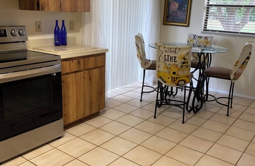 Palm Harbor Villa | Charming 2-bedroom villa in East Lake Woodlands with AC, WiFi and pool access