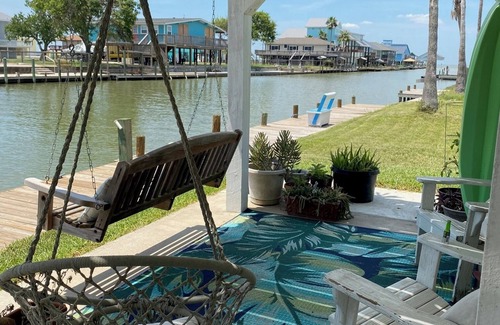 Rockport House | Charming 2-bedroom waterfront house with dock, AC, and WiFi in Rockport Texas