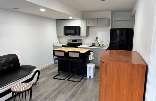 Sterling Hills Bed & Breakfast | Charming 2-bedroom with WiFi and AC in Aurora