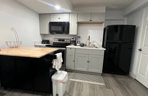 Sterling Hills Bed & Breakfast | Charming 2-bedroom with WiFi and AC in Aurora