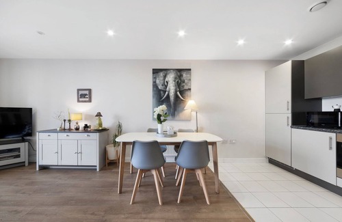 Lansbury Apartment | Charming 2 Bedrooms close to Canary Wharf for up to 6 guests