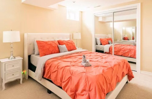 North York House | Charming 2-BR Apt | Private Entry | Self Check-in | Parking | 15min→Downtown