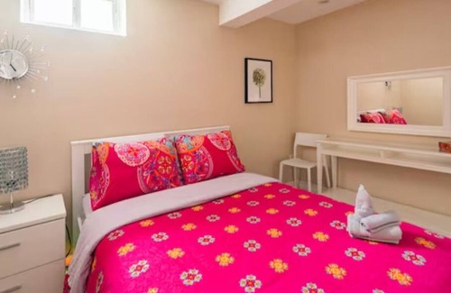 North York House | Charming 2-BR Apt | Private Entry | Self Check-in | Parking | 15min→Downtown