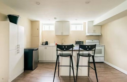 North York House | Charming 2-BR Apt | Private Entry | Self Check-in | Parking | 15min→Downtown