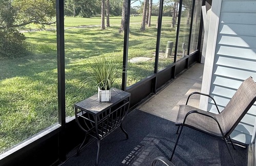 Greater Northdale Condo | Charming 2 BR condo with golf course views in North Tampa! Snowbirds welcome!