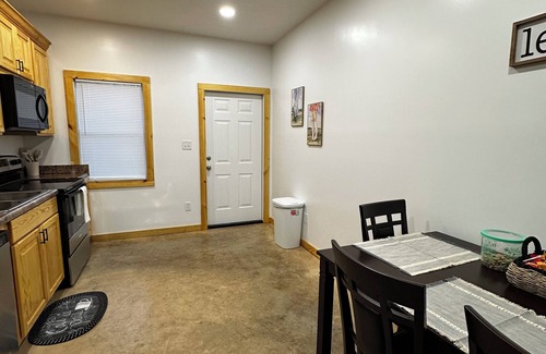 Meridian House | Charming 2-BR house in country setting; close to Meridian. Pet friendly/AC/WiFi