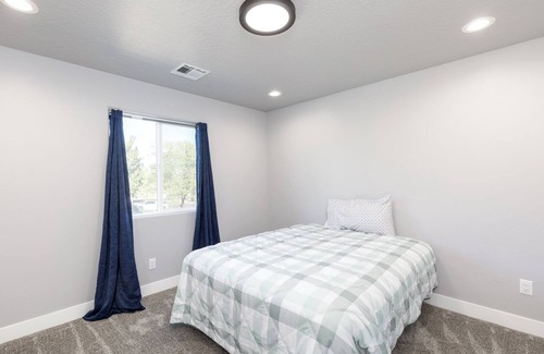 Elko House | Charming 2-single rooms townhome with AC, WiFi in welcoming Elko