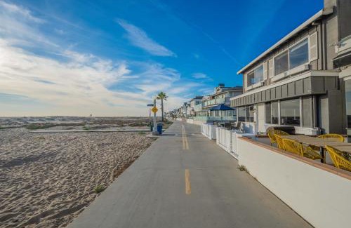 Balboa Peninsula House | Charming 2 Story and 4 Bedroom Home on the Boardwalk