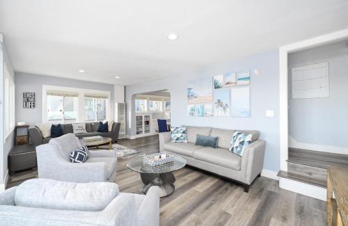 Balboa Peninsula House | Charming 2 Story and 4 Bedroom Home on the Boardwalk
