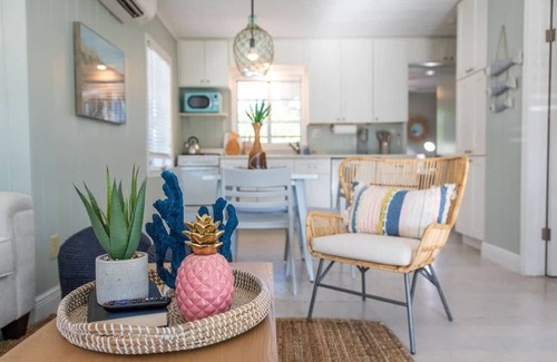 Sarasota Cottage | Charming 2BD Bungalow Close to Crescent Beach!