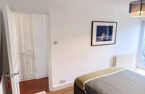 Twickenham Riverside House | Charming 2BD in Twickenham Large Private Garden