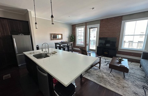Galveston Condo | Charming 2bed, 2bath condo on The Strand, Galveston with WiFi, AC, garage