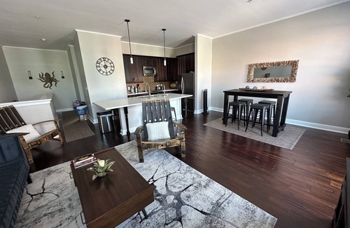 Galveston Condo | Charming 2bed, 2bath condo on The Strand, Galveston with WiFi, AC, garage