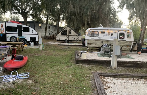 Lake Wales Cabin | Charming 2BR/1BA Cabin at Lakeside Resort
