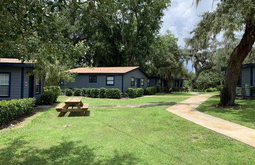 Lake Wales Cabin | Charming 2BR/1BA Cabin at Lakeside Resort