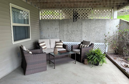 Steptoe Apartment | Charming 2BR/1BA, W/D, kitchen, patio, 20 min to WSU