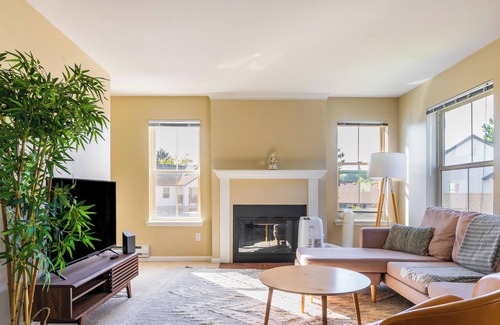 Tanasbourne Apartment | Charming 2BR Apartment in Beaverton w/ Pool + Gym