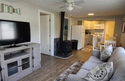 Indian River House | Charming 2BR Cabin River Views & Outdoor Space