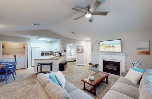 Gulf Shores Apartment | Charming 2BR Condo w/Private Balcony in Gulf Shores, Pool, Hot Tub, Near Ball Tournament Field