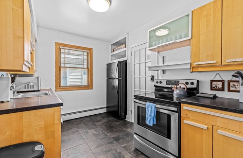 Royal Oak Apartment | Charming 2BR Flat | Walk to Downtown Royal Oak