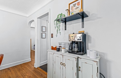 Royal Oak Apartment | Charming 2BR Flat | Walk to Downtown Royal Oak