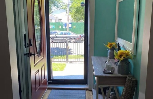 Queens House | Charming 2BR house w AC, WiFi just 5 MIN from LGA and 17 MIN to JKF