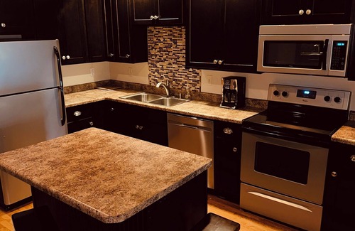Summit Hill Apartment | Charming 2BR Retreat in Saint Paul’s Premier Neighborhood – Walkable & Serene