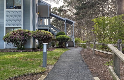 Brewster Condo | Charming 2nd floor 2-bedroom condo with AC WiFi in tranquil Brewster.