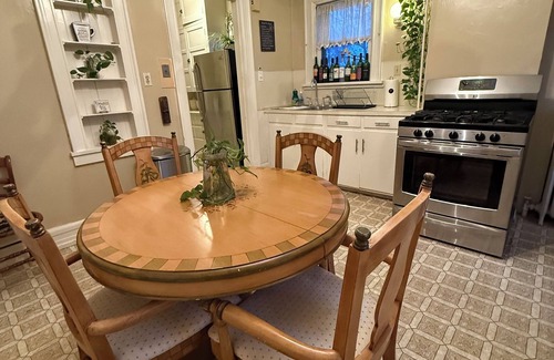 Downtown Toledo House | Charming 2nd floor unit in historic district