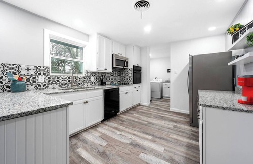 Temple House | Charming 3/2, 2 Miles to BSW, Walk to Shopping- Temple, TX