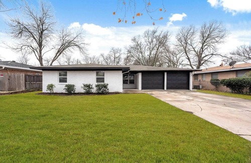 Temple House | Charming 3/2, 2 Miles to BSW, Walk to Shopping- Temple, TX