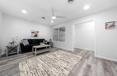 Temple House | Charming 3/2, 2 Miles to BSW, Walk to Shopping- Temple, TX