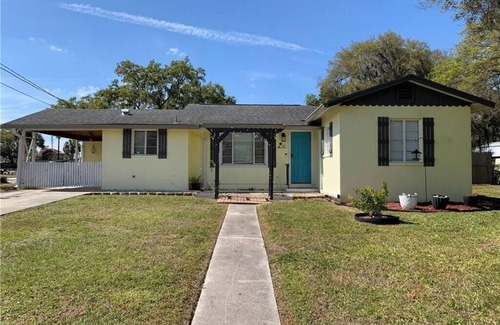 Inverness House | Charming 3/2 house near Downtown Inverness & Rails to Trails walking/bike path.