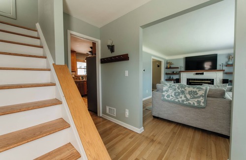 Grosse Pointe House | Charming 3-bedroom house with WiFi, AC in beautiful Grosse Pointe Park