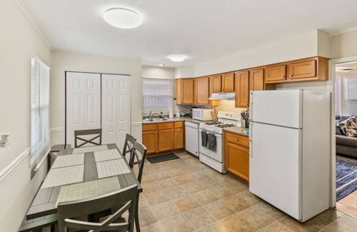 Waukegan House | Charming 3 bed 1 story Home near Naval Base!