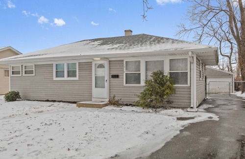 Waukegan House | Charming 3 bed 1 story Home near Naval Base!