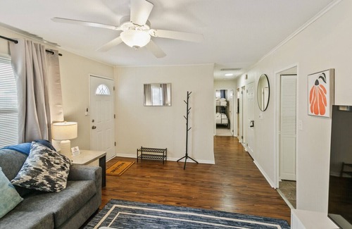 Waukegan House | Charming 3 bed 1 story Home near Naval Base!