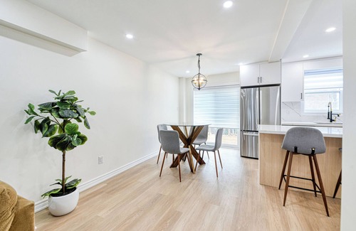 Upper Beaches House | Charming 3 bed 2.5 bath House. 10 mins to beach and 15 mins to downtown Toronto