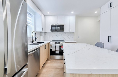 Upper Beaches House | Charming 3 bed 2.5 bath House. 10 mins to beach and 15 mins to downtown Toronto