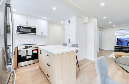 Upper Beaches House | Charming 3 bed 2.5 bath House. 10 mins to beach and 15 mins to downtown Toronto