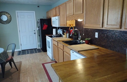Ogden Condo | Charming 3 bed/2 bath condo with Central AC/Heat & 2 car garage.