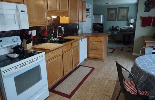 Ogden Condo | Charming 3 bed/2 bath condo with Central AC/Heat & 2 car garage.