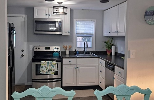Colonial Beach Cottage | Charming 3 bed cottage in Colonial Beach; steps to beach, dining, and breweries