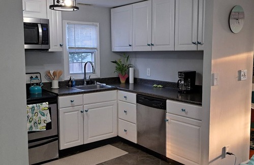 Colonial Beach Cottage | Charming 3 bed cottage in Colonial Beach; steps to beach, dining, and breweries