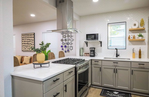 Alamo Heights House | Charming 3-bed casa with Pool, AC & WiFi ThePearl Airport TDY/Traveling Nurses