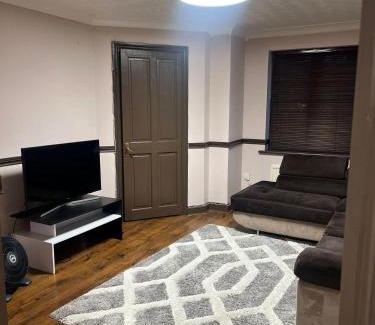 Chafford Hundred House | Charming 3-Bed House - Sleeps 6 Parking & Garden