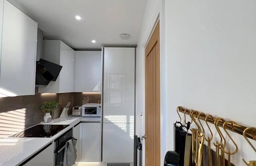 Canterbury House | Charming 3-Bed House with 1 Parking space
