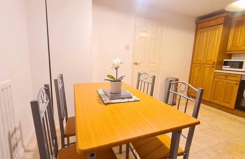 Eltham West House | Charming 3-Bed House in London with Jacuzzi