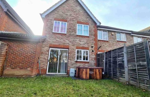 Eltham West House | Charming 3-Bed House in London with Jacuzzi