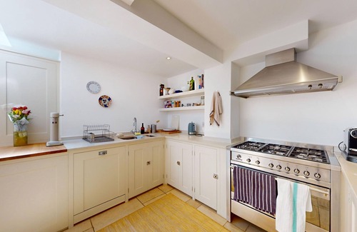 Haggerston House | Charming 3-Bed House with Private Garden - 3min to station